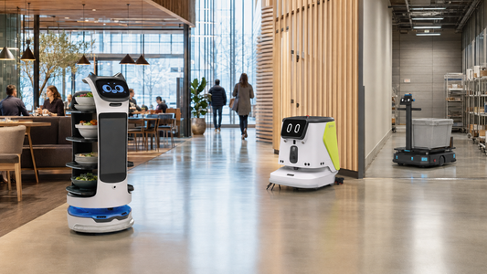 Les robots BellaBot Pro, PUDU CC1 Pro et PUDU T300 prennent en charge les opérations de restauration, de nettoyage et de logistique dans un complexe commercial moderne.